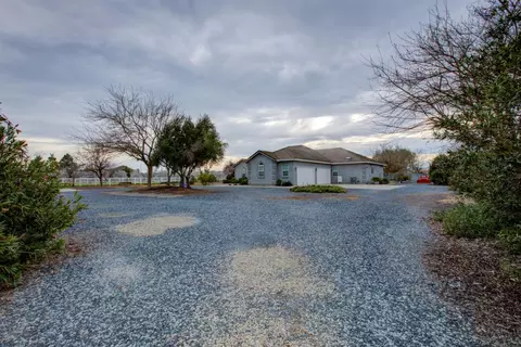 Exterior - 18413 Sycamore Ave, Patterson, CA 95363 photo 6 of 25