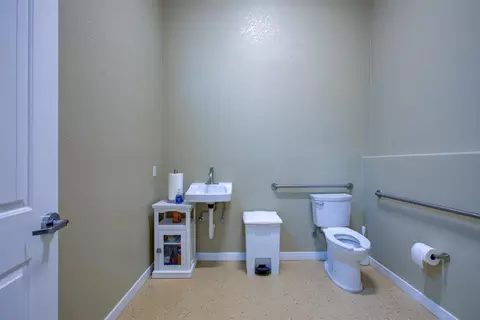 Bath - 18413 Sycamore Ave, Patterson, CA 95363 photo 6 of 6