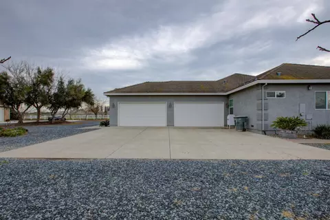 Exterior - 18413 Sycamore Ave, Patterson, CA 95363 photo 5 of 25