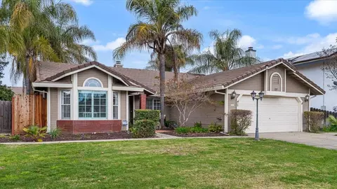 Exterior - 225 Fullerton Dr, Turlock, CA 95382 photo 2 of 14