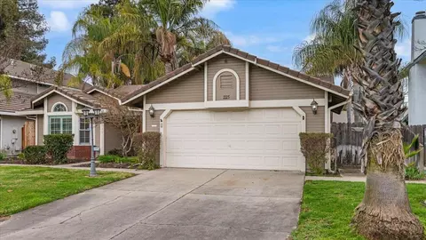 Exterior - 225 Fullerton Dr, Turlock, CA 95382 photo 3 of 14