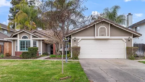 Exterior - 225 Fullerton Dr, Turlock, CA 95382 photo 4 of 14