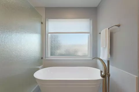 Bath - 1536 Timberlake Cir, Lodi, CA 95242 photo 4 of 7