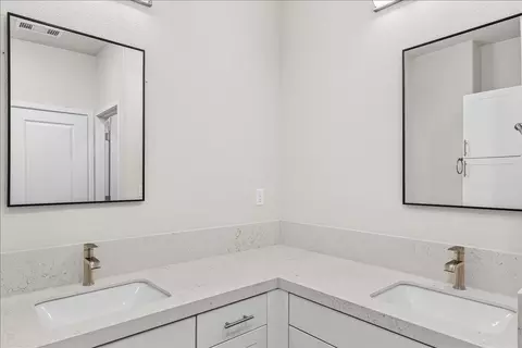 Bath - 1409 Villa, Modesto, CA 95351 photo 6 of 6