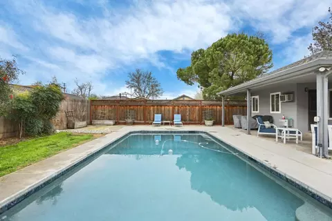 Exterior - 264 W Emerson Ave, Tracy, CA 95376 photo 10 of 11