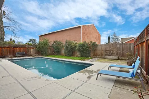 Exterior - 264 W Emerson Ave, Tracy, CA 95376 photo 2 of 11