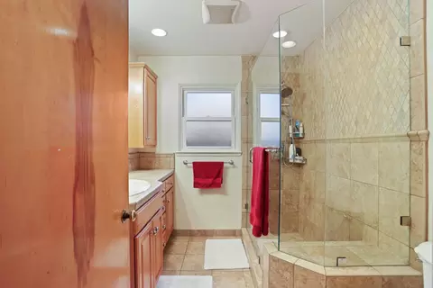 Bath - 264 W Emerson Ave, Tracy, CA 95376 photo 1 of 4
