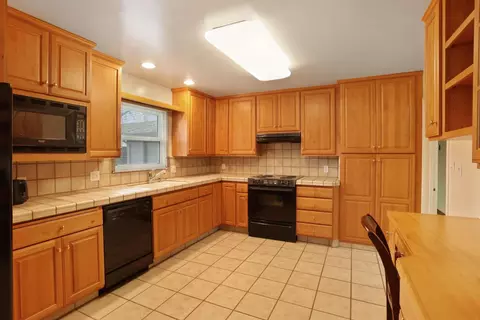 Kitchen - 264 W Emerson Ave, Tracy, CA 95376 photo 6 of 10