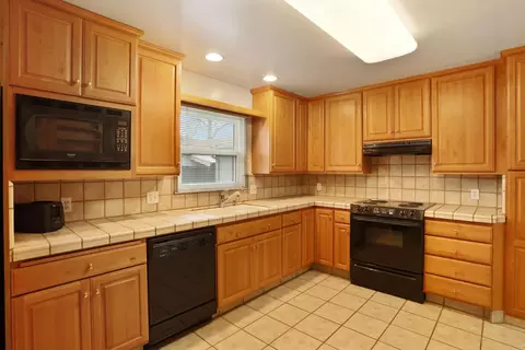 Kitchen - 264 W Emerson Ave, Tracy, CA 95376 photo 7 of 10