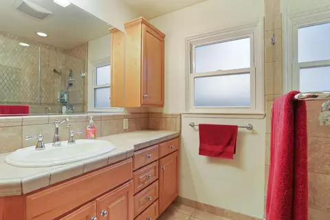 Bath - 264 W Emerson Ave, Tracy, CA 95376 photo 2 of 4