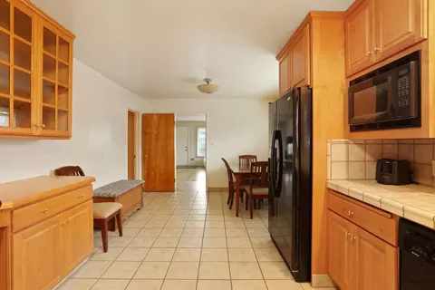 Kitchen - 264 W Emerson Ave, Tracy, CA 95376 photo 8 of 10