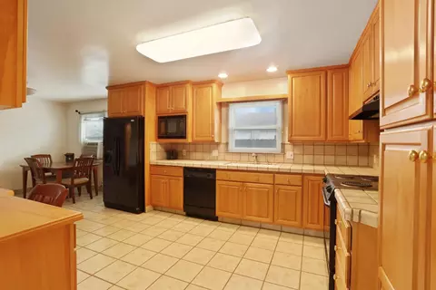 Kitchen - 264 W Emerson Ave, Tracy, CA 95376 photo 5 of 10