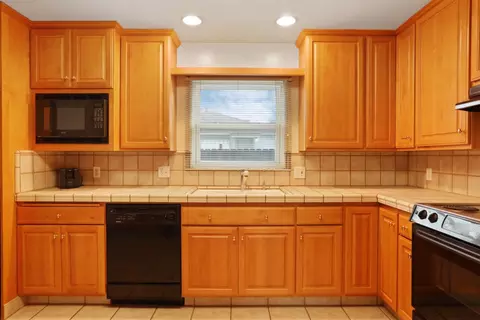Kitchen - 264 W Emerson Ave, Tracy, CA 95376 photo 4 of 10