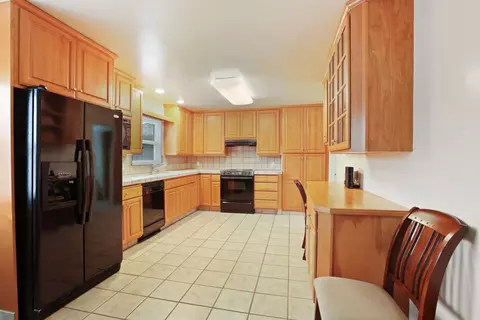 Kitchen - 264 W Emerson Ave, Tracy, CA 95376 photo 3 of 10