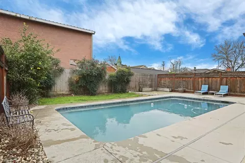 Exterior - 264 W Emerson Ave, Tracy, CA 95376 photo 7 of 11