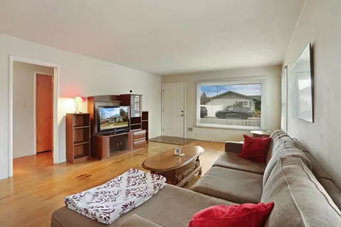 Living - 264 W Emerson Ave, Tracy, CA 95376 photo 3 of 6
