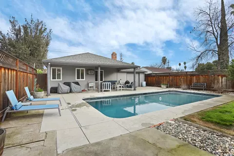 Exterior - 264 W Emerson Ave, Tracy, CA 95376 photo 8 of 11