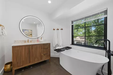 Bath - 5813 Mareta Ln, Loomis, CA 95650 photo 2 of 5