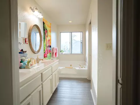 Bath - 913 Jayhawk Way, Modesto, CA 95358 photo 2 of 2