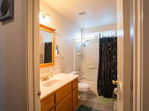 Bath - 913 Jayhawk Way, Modesto, CA 95358 photo 1 of 2