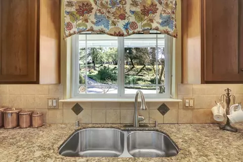 Kitchen - 18814 Norlene Way, Grass Valley, CA 95949 photo 7 of 8