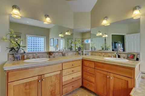 Bath - 18814 Norlene Way, Grass Valley, CA 95949 photo 3 of 7