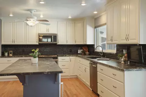Kitchen - 6796 E Woodward Ave, Manteca, CA 95337 photo 8 of 10