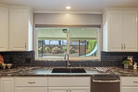 Kitchen - 6796 E Woodward Ave, Manteca, CA 95337 photo 9 of 10