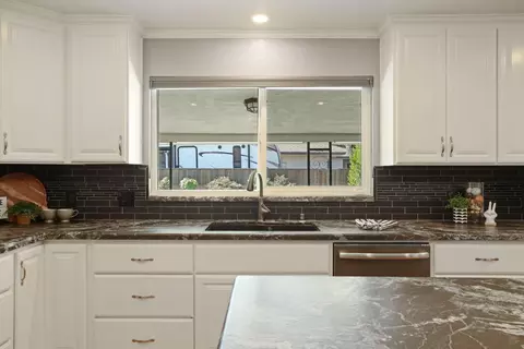 Kitchen - 6796 E Woodward Ave, Manteca, CA 95337 photo 5 of 10