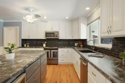 Kitchen - 6796 E Woodward Ave, Manteca, CA 95337 photo 6 of 10