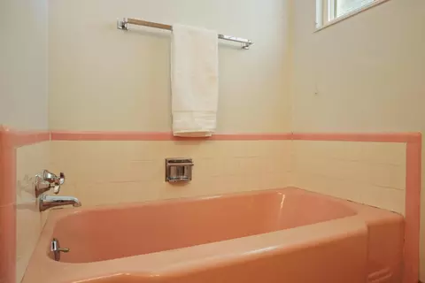Bath - 6796 E Woodward Ave, Manteca, CA 95337 photo 6 of 10