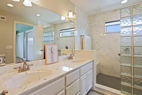 Bath - 6796 E Woodward Ave, Manteca, CA 95337 photo 9 of 10