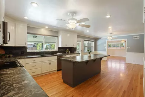 Kitchen - 6796 E Woodward Ave, Manteca, CA 95337 photo 4 of 10
