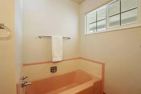 Bath - 6796 E Woodward Ave, Manteca, CA 95337 photo 5 of 10