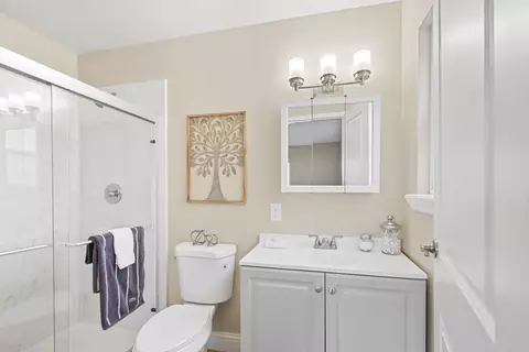 Bath - 912 Los Robles, Davis, CA 95618 photo 1 of 3