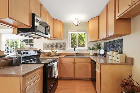 Kitchen - 912 Los Robles, Davis, CA 95618 photo 3 of 4