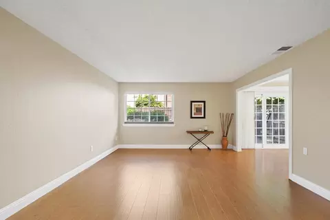 Living - 912 Los Robles, Davis, CA 95618 photo 2 of 4