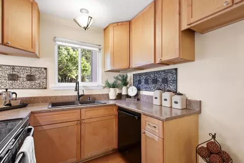 Kitchen - 912 Los Robles, Davis, CA 95618 photo 4 of 4