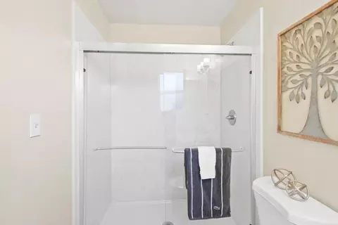 Bath - 912 Los Robles, Davis, CA 95618 photo 2 of 3
