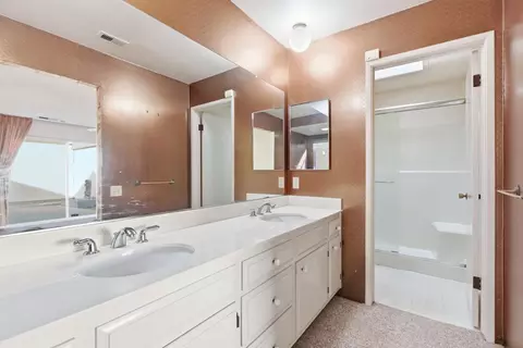 Bath - 1937 Bur Oak Dr, Modesto, CA 95354 photo 2 of 3