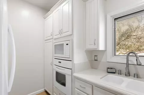 Kitchen - 5902 Oak Ave, Carmichael, CA 95608 photo 5 of 7