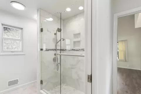 Bath - 5902 Oak Ave, Carmichael, CA 95608 photo 5 of 6