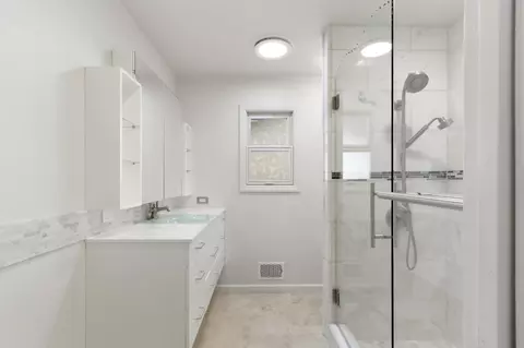 Bath - 5902 Oak Ave, Carmichael, CA 95608 photo 4 of 6