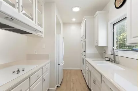 Kitchen - 5902 Oak Ave, Carmichael, CA 95608 photo 3 of 7