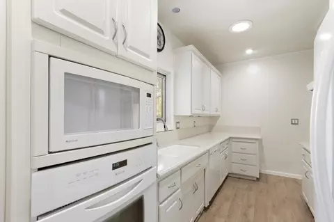 Kitchen - 5902 Oak Ave, Carmichael, CA 95608 photo 6 of 7