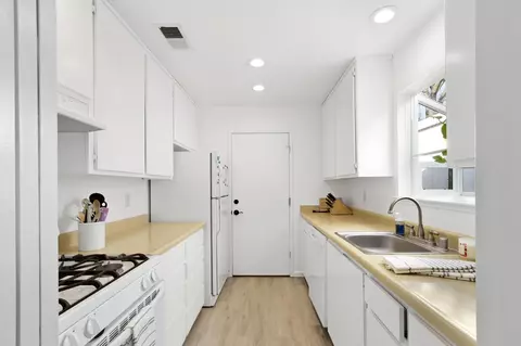 Kitchen - 4318 Cowell Blvd, Davis, CA 95618 photo 2 of 6
