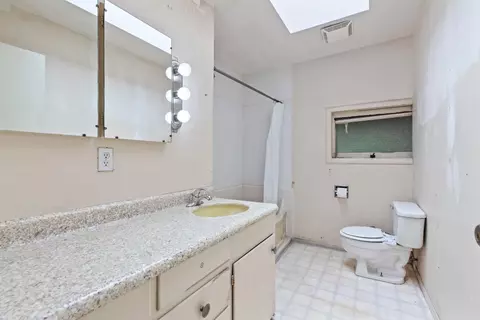 Bath - 207 Lane St, Modesto, CA 95354 photo 1 of 3