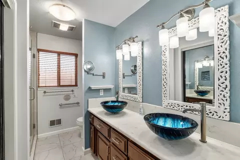 Bath - 3809 Marigold Ln, Modesto, CA 95356 photo 3 of 5
