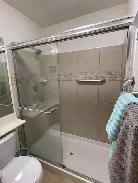 Bath - 196 Dyer Ave, Manteca, CA 95336 photo 1 of 3