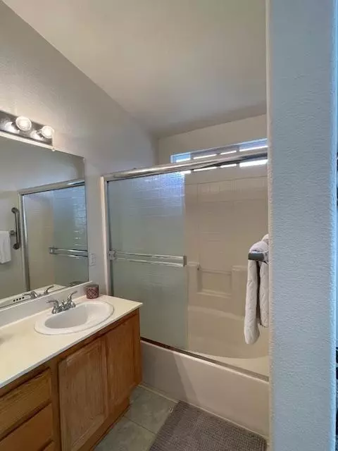 Bath - 196 Dyer Ave, Manteca, CA 95336 photo 3 of 3